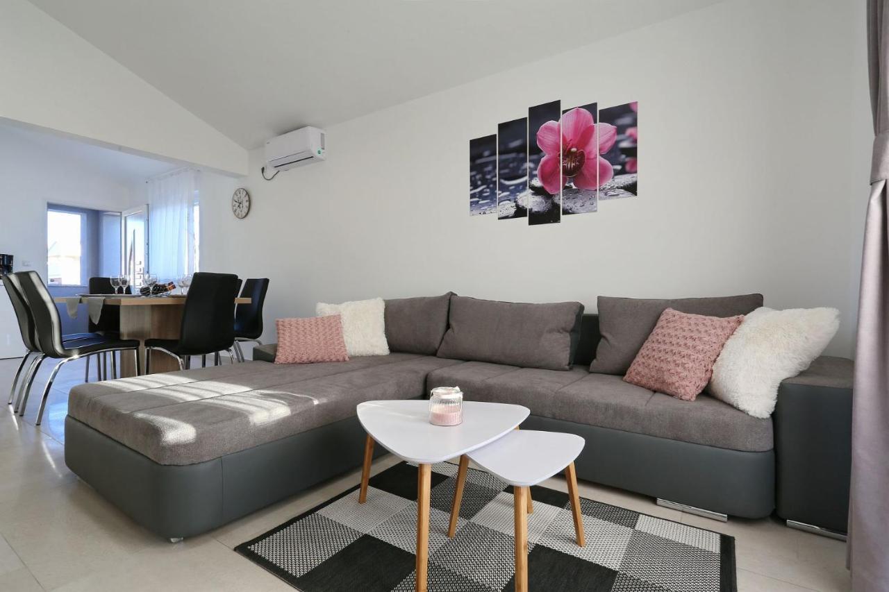 Apartments Lisac Vir Exterior photo