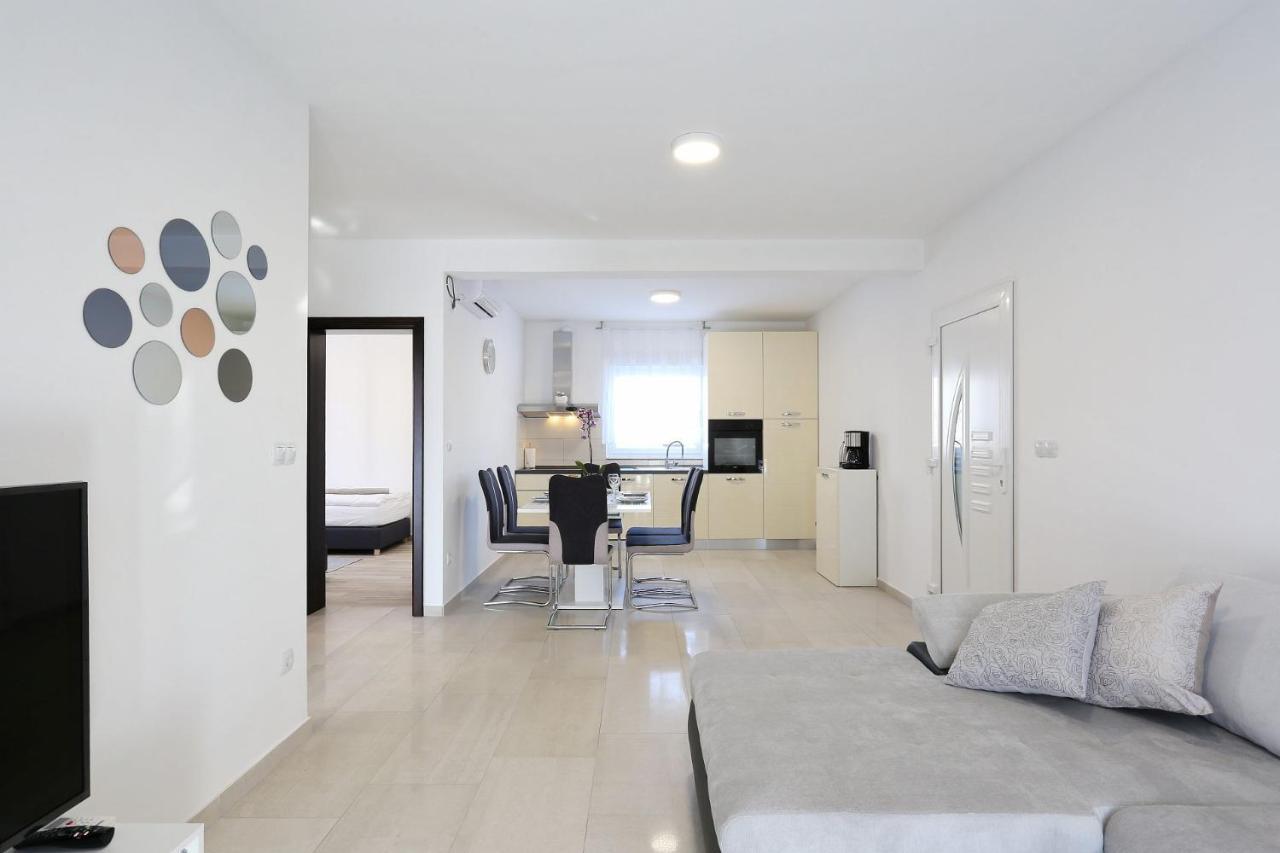 Apartments Lisac Vir Exterior photo